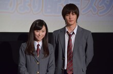 福原遥と白石隼也。