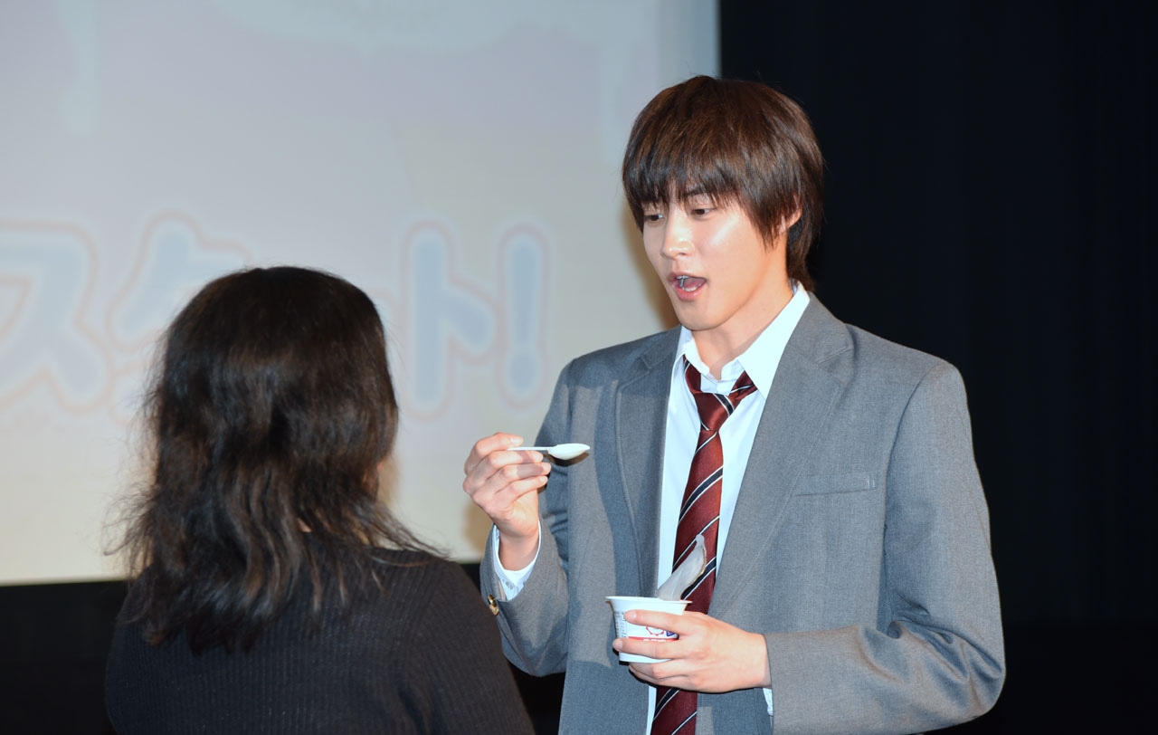 抽選で選ばれた来場者の口に、「あーん」と牛乳プリンを運ぶ白石隼也。