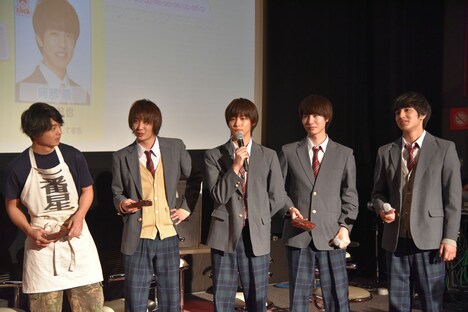 イベントの様子。女性陣からチョコがもらえず拗ねる白石隼也。