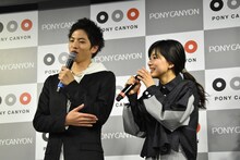 左から志尊淳、芳根京子。