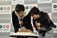 ケーキに見入る2人。