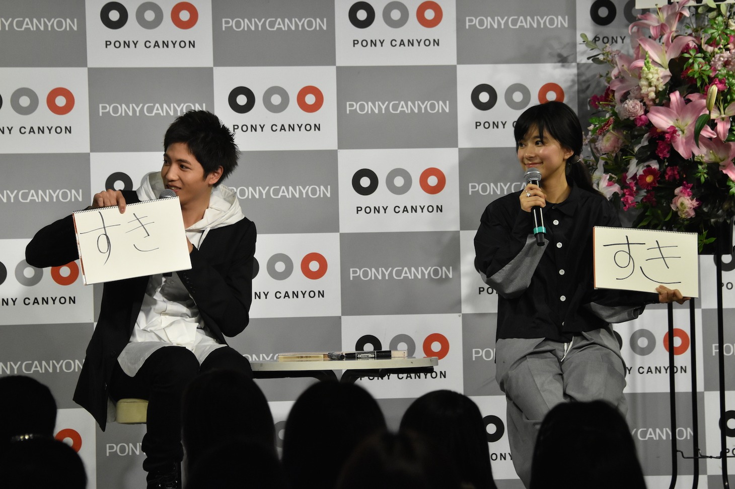 漢字クイズに答える2人。