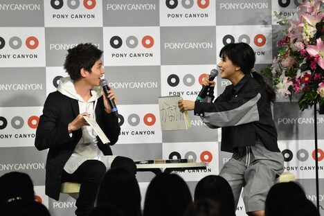 偶然同じ回答をして、驚く場面も。