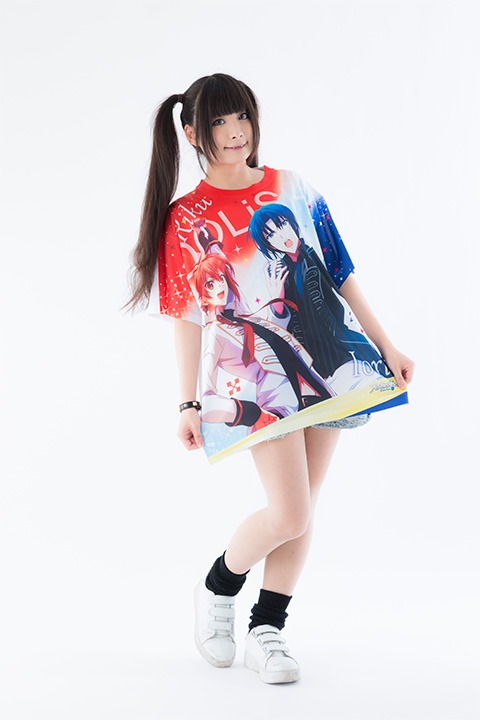 「ユニットビジュアルTシャツ」の着用例。