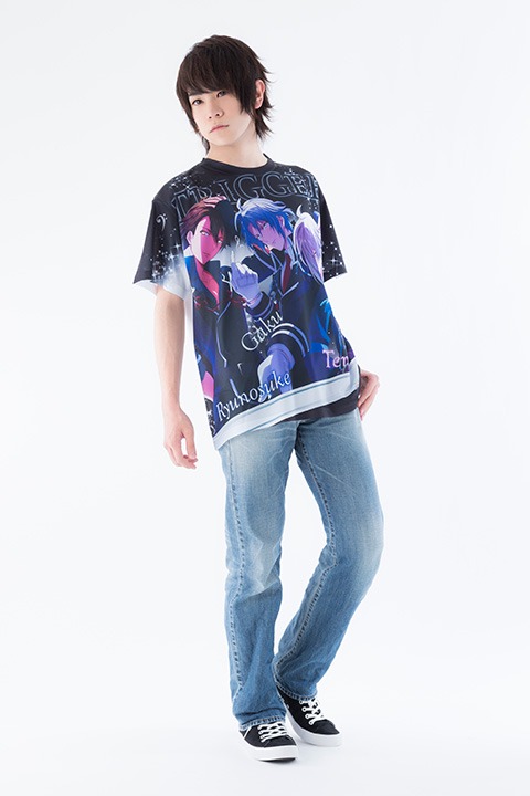 「ユニットビジュアルTシャツ」の着用例。