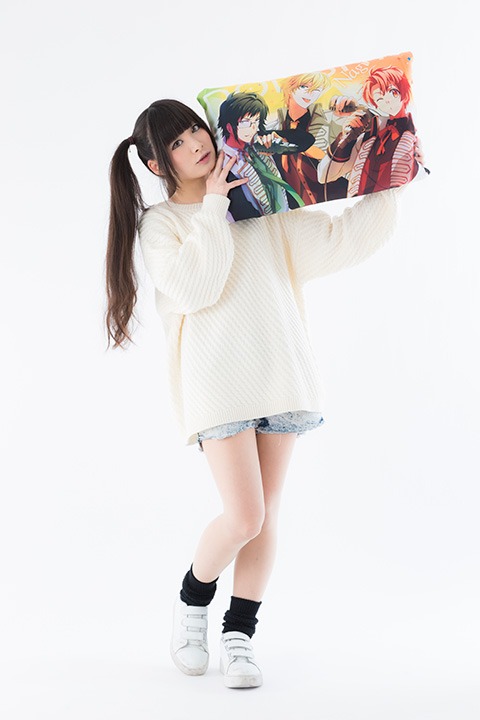 「ユニットビジュアルTシャツ」はクッションを包んで、クッションカバーとして使用することも。