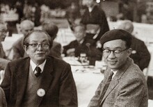 左から加藤謙一氏、手塚治虫。(c)手塚プロダクション