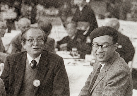 左から加藤謙一氏、手塚治虫。(c)手塚プロダクション