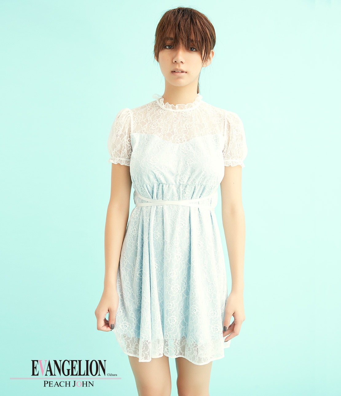「PEACH JOHN×EVANGELIONレーシィドレス」の綾波レイモデルを着用した様子。
