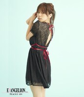 「PEACH JOHN×EVANGELIONレーシィドレス」の式波・アスカ・ラングレーモデルを着用した様子。