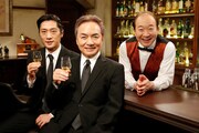 「『BARレモン・ハート』SEASON2」撮影現場での写真。（左から）信吾の息子役の松田賢二、牧田信吾役の西郷輝彦、マスター役の中村梅雀。