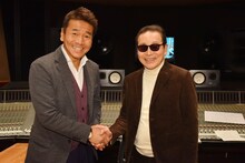 ドラマ「天才バカボン」の主題歌を歌うタモリ（右）と、バカボンのパパを演じるくりぃむしちゅーの上田晋也（左）。