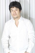 DJオイリー役の藤原啓治。