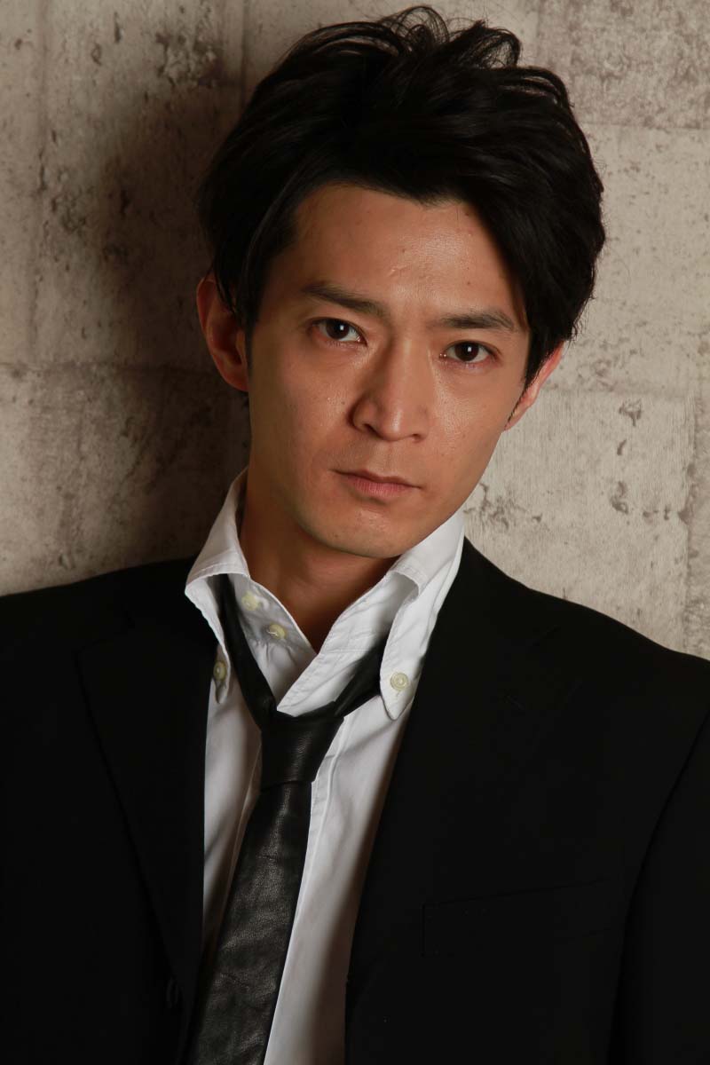 忍堀修吾役の津田健次郎。