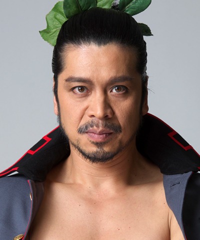 横山一敏演じる犬飼善蔵。(c)唐々煙／マッグガーデン 撮影：渡部孝弘