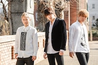 オープニングテーマを歌うTHE DU。