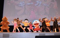 「ウンタカダンス」を踊る登壇者たち。