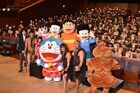 「映画ドラえもん」舞台挨拶、小島よしおら“ウンタカ！ドラドラ団”がダンス披露