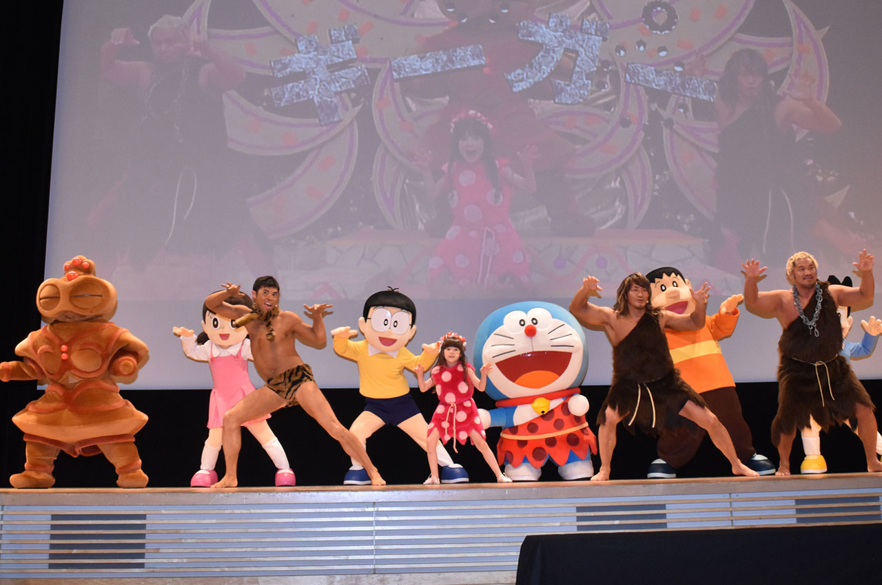 登壇者全員で「ウンタカダンス」を踊った。