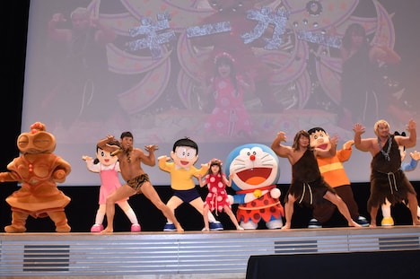 登壇者全員で「ウンタカダンス」を踊った。