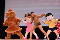 「ウンタカダンス」を踊る小島よしお。