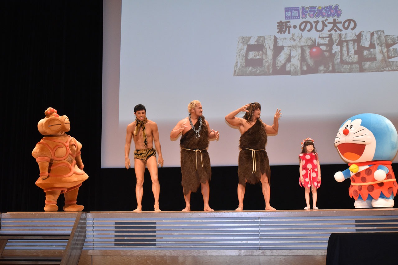 左からツチダマの着ぐるみ、小島よしお、真壁刀義、棚橋弘至、エヴァ、ドラえもん。