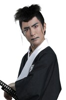 岩崎真吾扮する志賀大八。