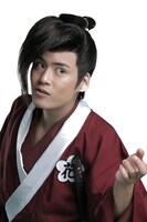 吉本考志扮する花岡華男。