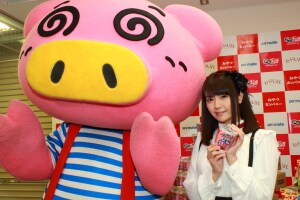 (左から)ブタメンくんと竹達彩奈。