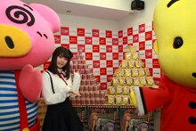 「ブタメン」と「ベビースターラーメン」1年分を背にポーズを決める竹達彩奈。