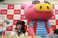 記者会見の様子。