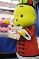 「ブタメン」「ベビースターラーメン」1年分を贈呈する任務を託されたベイちゃん。