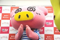 記念品を受け取る竹達彩奈に拍手を送るブタメンくん。