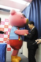 山口氏に手を引かれ、慎重に段差を降りるブタメンくん。