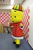 竹達彩奈との記念撮影に向けて、軽やかな足取りでポージングを決めるベイちゃん。