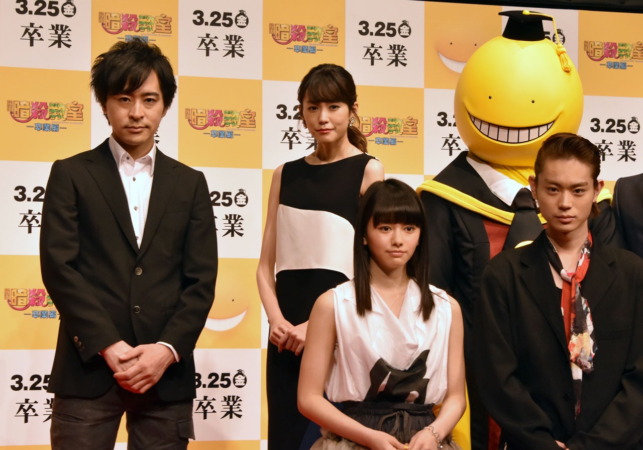 下段左から山本舞香、菅田将暉。上段左から松井優征、桐谷美玲、殺せんせーの着ぐるみ。