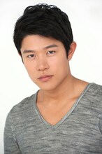 色丞狂介役の鈴木亮平。