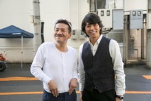 （左から）上田晋也と藤木直人。