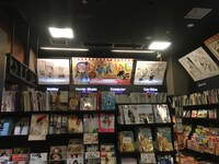 「シカダ駄菓子 六本木店」の様子。ヒロイン・枝垂ほたるの扉絵を集めた複製原画展「枝垂ほたるファッションショー」も行われている。
