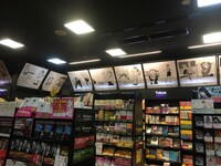 「シカダ駄菓子 六本木店」の様子。ヒロイン・枝垂ほたるの扉絵を集めた複製原画展「枝垂ほたるファッションショー」も行われている。