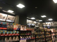 「シカダ駄菓子 六本木店」の様子。ヒロイン・枝垂ほたるの扉絵を集めた複製原画展「枝垂ほたるファッションショー」も行われている。