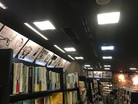 「シカダ駄菓子 六本木店」の様子。ヒロイン・枝垂ほたるの扉絵を集めた複製原画展「枝垂ほたるファッションショー」も行われている。