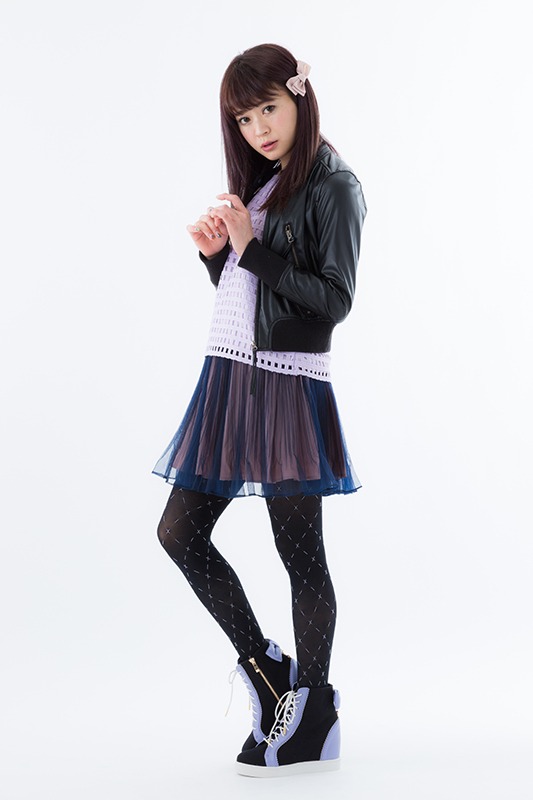 暁美ほむらモデルのインヒールスニーカー着用例。