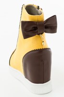 巴マミモデルのインヒールスニーカー。