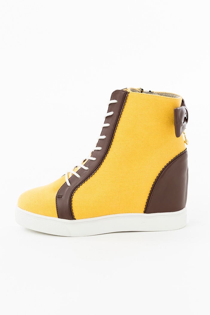 巴マミモデルのインヒールスニーカー。