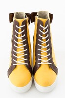 巴マミモデルのインヒールスニーカー。