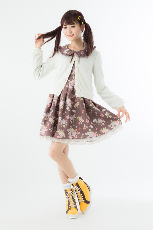 巴マミモデルのインヒールスニーカー着用例。