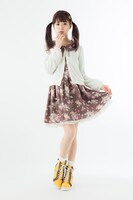 巴マミモデルのインヒールスニーカー着用例。