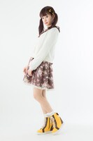 巴マミモデルのインヒールスニーカー着用例。