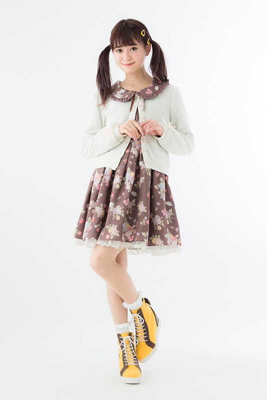 巴マミモデルのインヒールスニーカー着用例。